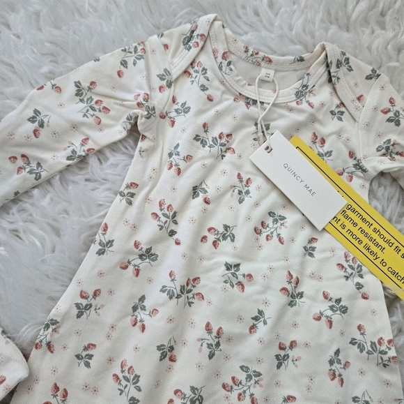 Quincy Mae Knotted Baby Gown + Hat Set. Strawberries. One Size. New.Knotted ba - Picture 3 of 7